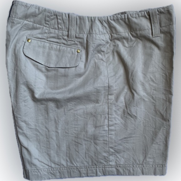 Ann Taylor cotton shorts with pinstripe detail, 2 back flap pockets, size 12 - Picture 2 of 5